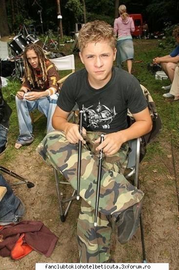 poze cu tobosarul trupei tokio hotel
