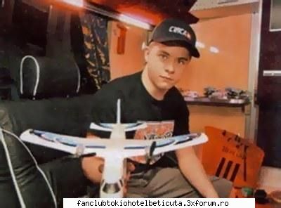 poze cu tobosarul trupei tokio hotel